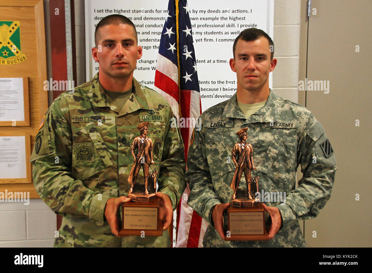 Il personale Sgt. Dustin Rottero (sinistra) e SPC. Richard vivace sono chiamati i migliori guerrieri della regione III a Wendell H. Ford Centro di Formazione Regionale in Greenville, Ky., 26 aprile 2017. (U.S. Esercito nazionale Guard photo by Staff Sgt. Scott Raymond) Foto Stock