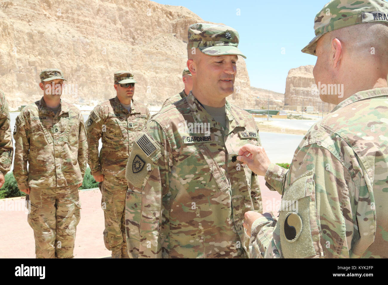 Brig. Gen. Jeffrey Kramer, vice comandante generale della ventinovesima divisione di fanteria, promuove Col. Joseph Gardner, Comandante della 149impegno militare del team su maggio 26, 2017 in Giordania. Gardner è il Comandante della 149si è riunito un team del Kentucky Esercito Nazionale soldati di guardia chi ha implementato per il Medio Oriente nel dicembre 2016 con lo specifico scopo di condurre militare-per-impegni militari con i paesi di tutto il Medio Oriente e l'Asia centrale e meridionale Regioni. In Giordania la met aiuta a cementare una forte e duratura partnership e la storia di una formazione congiunta tra Stati Uniti e Foto Stock