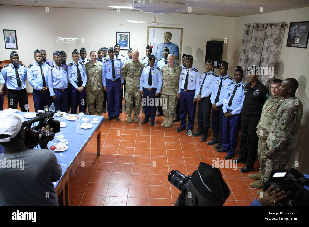 Brig. Gen. Ben Adams e membro del comando Sgt. Maggiori Dave Munden visita con Col. Zakaria presso la gendarmeria Training Facility a sostegno dello Stato del programma di partenariato tra il Kentucky Guardia Nazionale e della nazione di Gibuti il 24 giugno 2017. La gendarmeria è un ramo dell'abitante del Gibuti Forze Armate, responsabile della sicurezza pubblica, con compiti di polizia tra la popolazione civile. (U.S. Esercito nazionale Guard foto di magg. Stephen Martin) Foto Stock