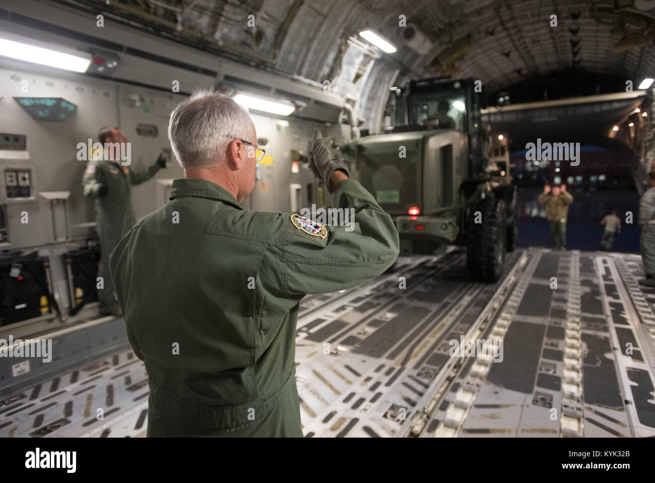 Un loadmaster dal Tennessee aria guide di guardia di un carrello elevatore a forche dal Kentucky Aria della Guardia 123contingenza Gruppo di risposta su un C-17 aeromobili al Kentucky Air National Guard Base in Louisville, KY., il Agosto 29, 2017 in preparazione per l'uragano Harvey gli sforzi di salvataggio in Texas. Più di quaranta gli avieri dal Kentucky e Mississippi Air National Guard sono distribuzione all'Aeroporto Intercontinentale George Bush di Houston, dove potranno istituire rapidamente airfield, Istituto di medicina aeronautica di evacuazione e le operazioni di carico. (U.S. Air National Guard foto di Master Sgt. Phil Speck) Foto Stock