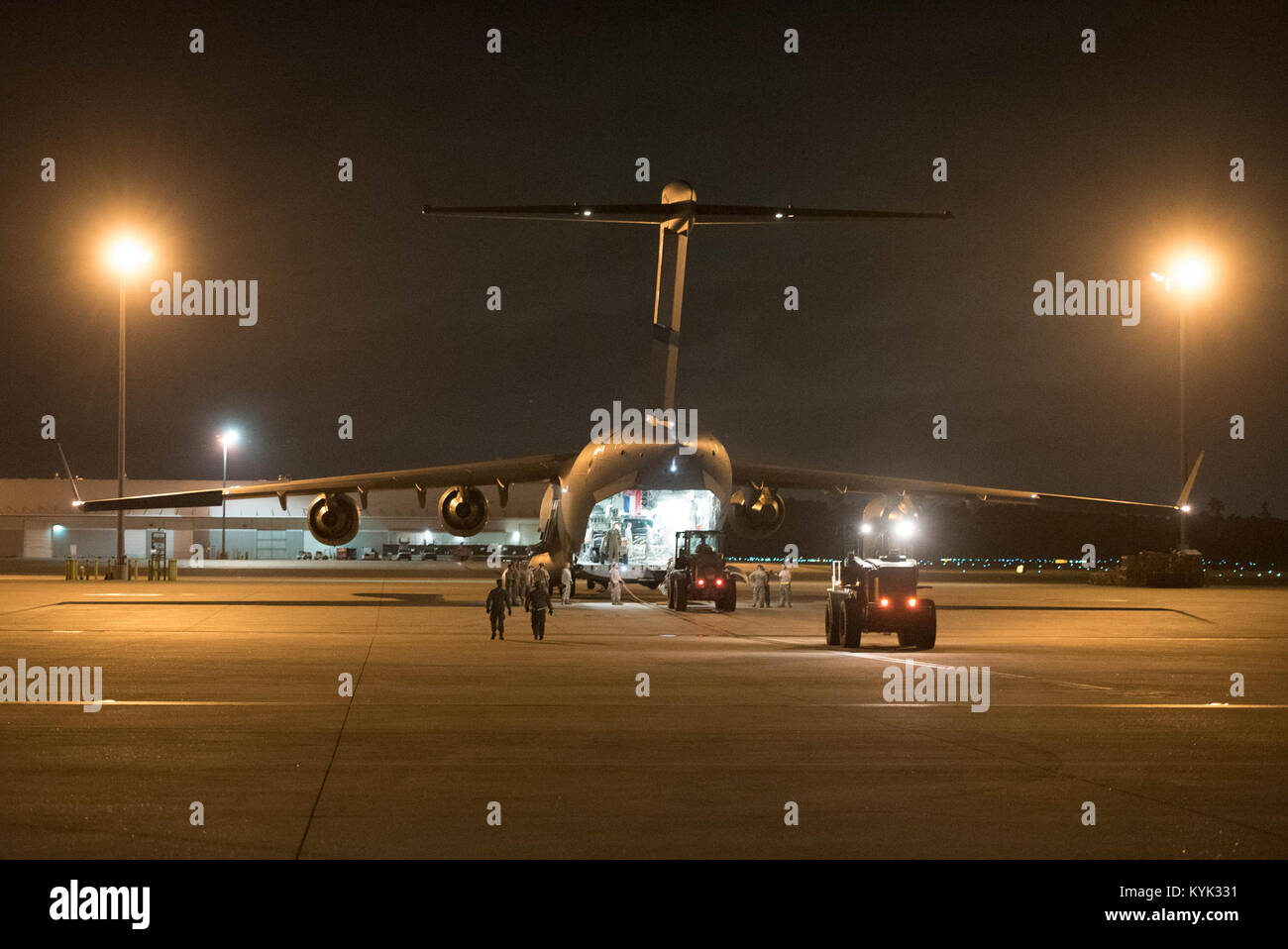 Avieri dal Kentucky Air National Guard's 123contingenza Gruppo di risposta, aumentata dagli aviatori dal Mississippi Air Guard, offload 45 tonnellate di equipaggiamento di supporto da una C-17 Globemaster III aeromobili all'Aeroporto Intercontinentale George Bush di Houston, Texas, il 30 agosto 2017, a sostegno dell'Uragano Harvey soccorsi. Il 49 aviatori istituito un air cargo e di medicina aeronautica hub di evacuazione per facilitare l'evacuazione sicura di medici e pazienti l'arrivo degli aiuti umanitari. (U.S. Air National Guard photo by Staff Sgt. Joshua Horton) Foto Stock