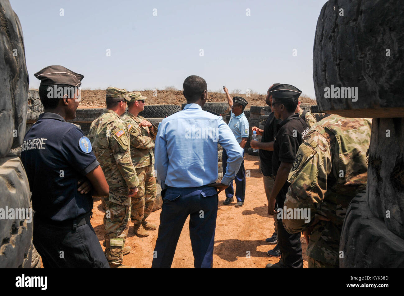 I soldati del primo battaglione di fanteria 149a soddisfare con i membri della gendarmeria e ricevere un tour della Gendarmerie Training Facility a Gibuti per supportare lo stato del programma di partenariato tra il Kentucky Guardia Nazionale e della nazione di Gibuti sett. 26, 2017. (U.S. Esercito nazionale Guard foto di Spc. Sarah Gossett) Foto Stock
