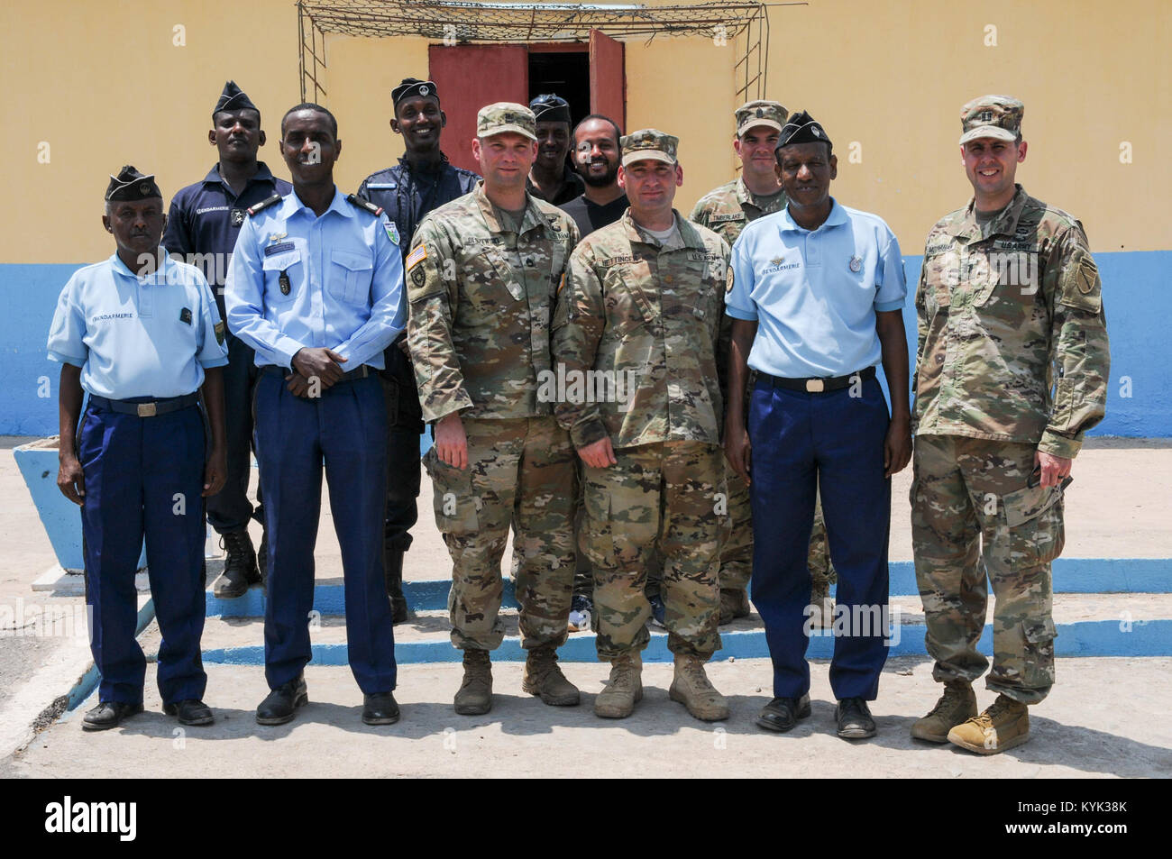 I soldati del primo battaglione di fanteria 149a soddisfare con i membri della gendarmeria e ricevere un tour della Gendarmerie Training Facility a Gibuti per supportare lo stato del programma di partenariato tra il Kentucky Guardia Nazionale e della nazione di Gibuti sett. 26, 2017. (U.S. Esercito nazionale Guard foto di Spc. Sarah Gossett) Foto Stock