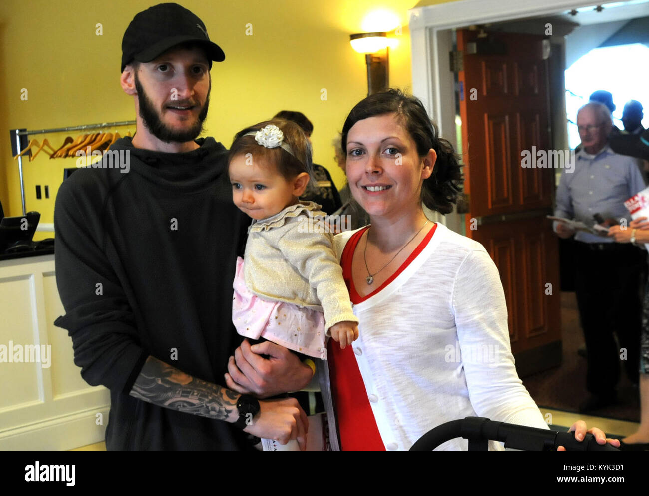 In arrivo le famiglie di arresto e di posa per una foto prima di sopravvissuti Outreach Services event in Millionaires Row a Churchill Downs, a Louisville, KY. Nov. 5. La SOS evento ha riunito oltre 800 famiglie di uomini e di donne uccisi mentre si serve del loro paese sono stati in grado di comunione e divertirsi insieme per contribuire a sanare le ferite della perdita. (U.S. Esercito nazionale Guard photo by Staff Sgt. Benjamin Gru) Foto Stock