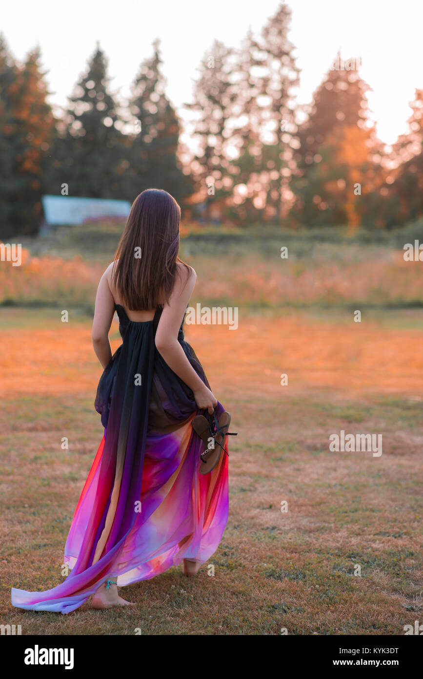 La copertina del libro- ragazza a piedi in abiti estivi Foto Stock
