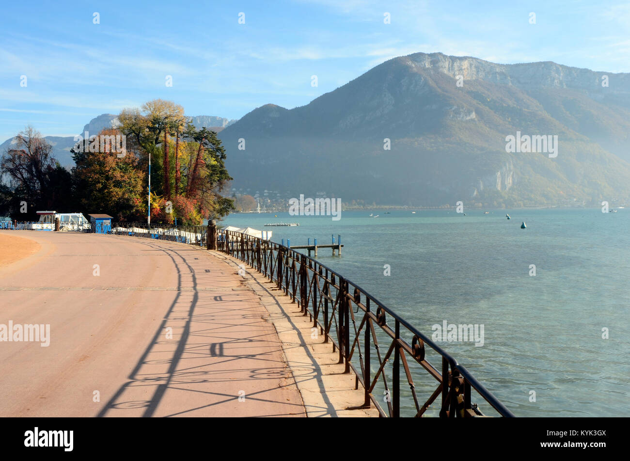 Percorso a piedi sul lago di Annecy e le montagne, Francia Foto Stock