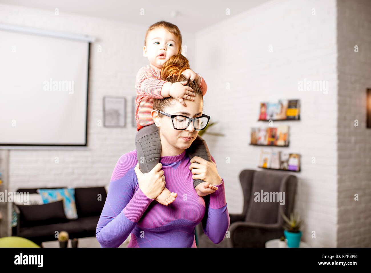 Madre facendo sport con il suo bambino figlio Foto Stock