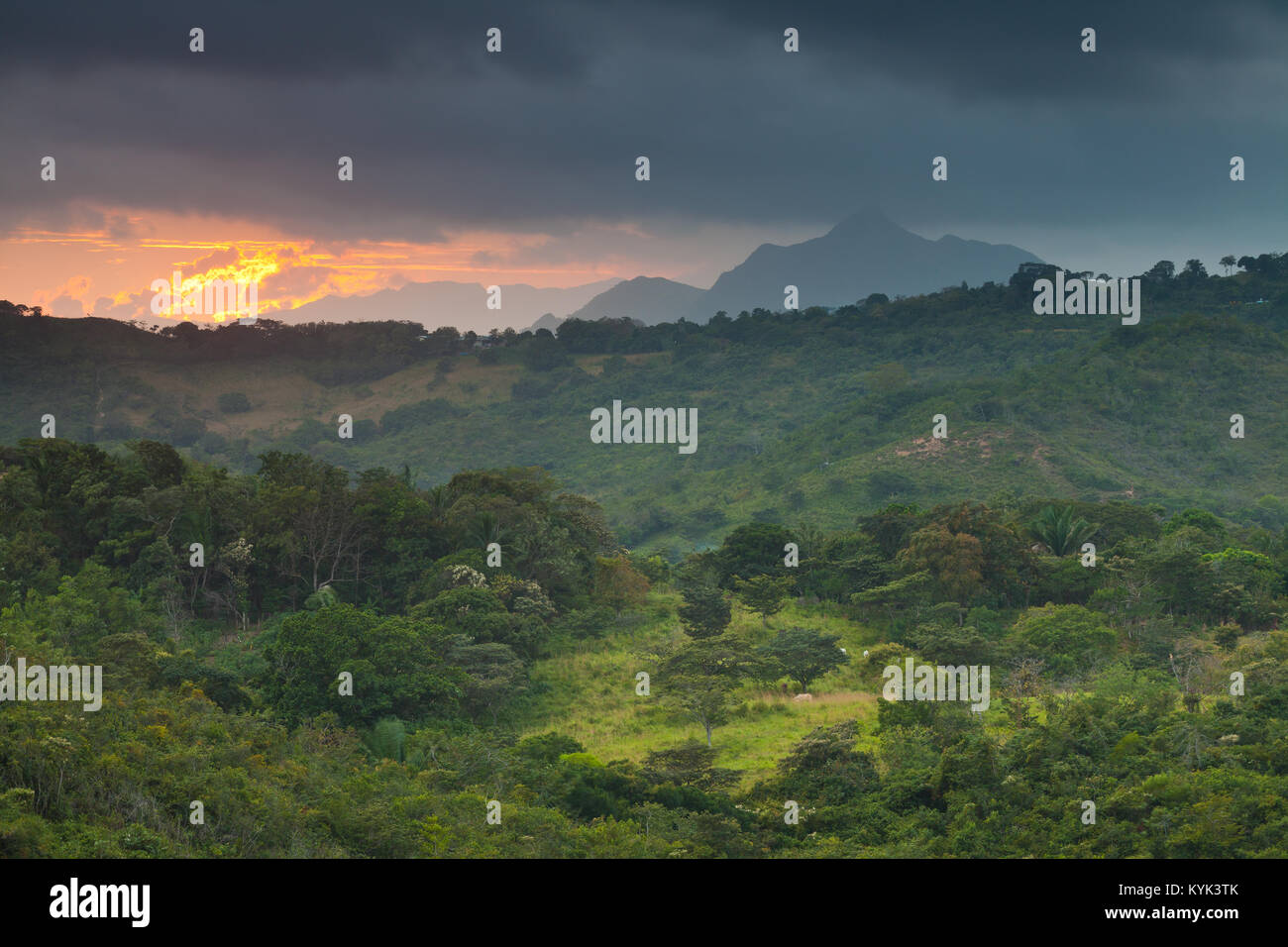 Panama paesaggio con montagne e tramonto all'interno della provincia di Colle, Repubblica di Panama. Cerro Orari, 560 m, è in fondo. Foto Stock