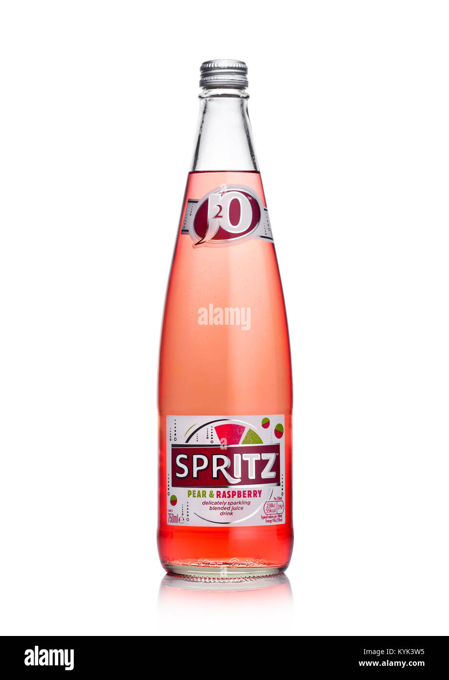 LONDON, Regno Unito - 10 gennaio 2018: Bottiglia di J2O Spritz pink soda limonata su sfondo bianco. Foto Stock