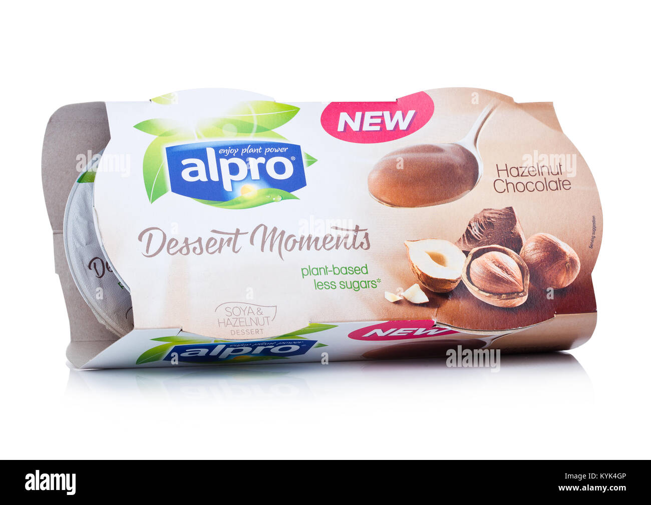 LONDON, Regno Unito - 10 gennaio 2018: Pacchetto di Alpro momenti di dessert  con cioccolato alle nocciole sapore su sfondo bianco Foto stock - Alamy