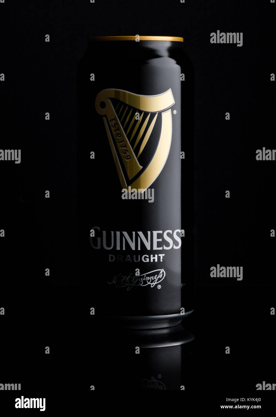 LONDON, Regno Unito - 02 gennaio 2018: Alluminio può di Guinness la birra alla spina su sfondo nero. Birra Guinness è stata prodotta dal 1759 a Dublino, IRELA Foto Stock