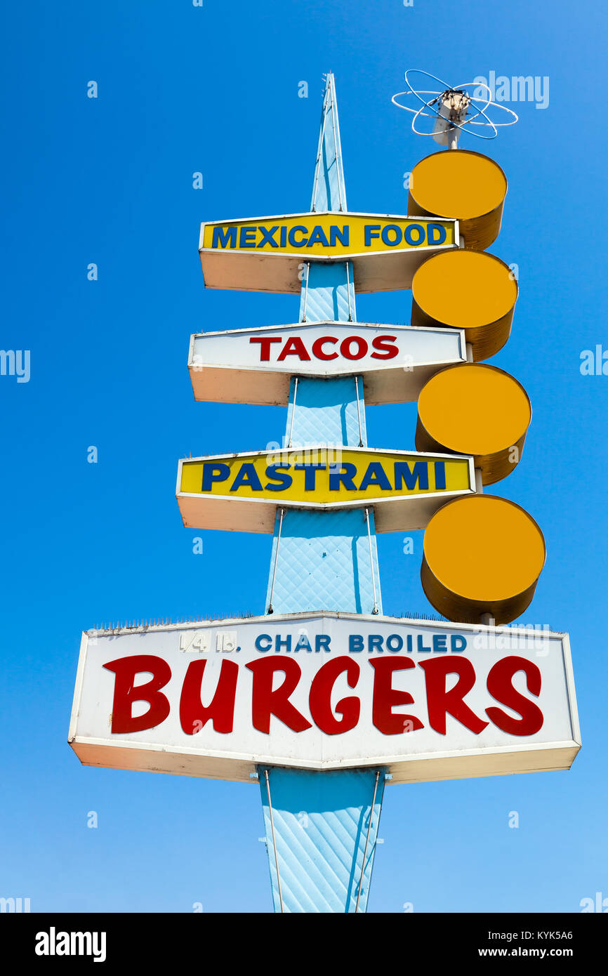 Vintage segno per un fast food Burger stand contro il blu intenso del cielo. Includere parole Char hamburger arrostito, Pastrami, tacos, cibo messicano. Anni sessanta stile. Foto Stock