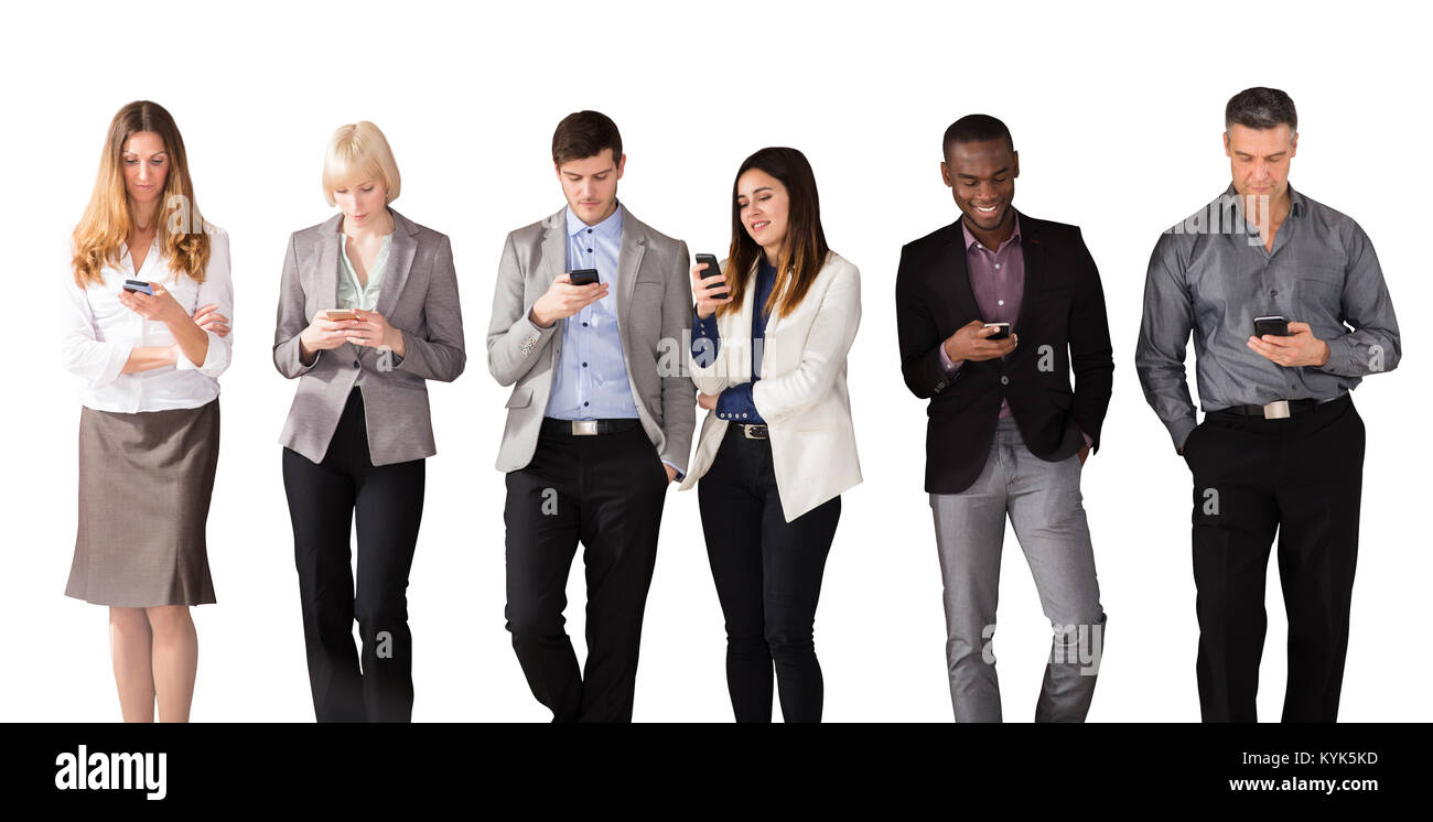 Multi etnico persone Business utilizzando i telefoni cellulari contro uno sfondo bianco Foto Stock