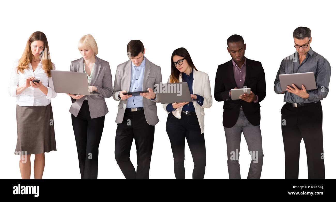 Gruppo di multi etnico persone aziendali utilizzando i dispositivi elettronici contro uno sfondo bianco Foto Stock