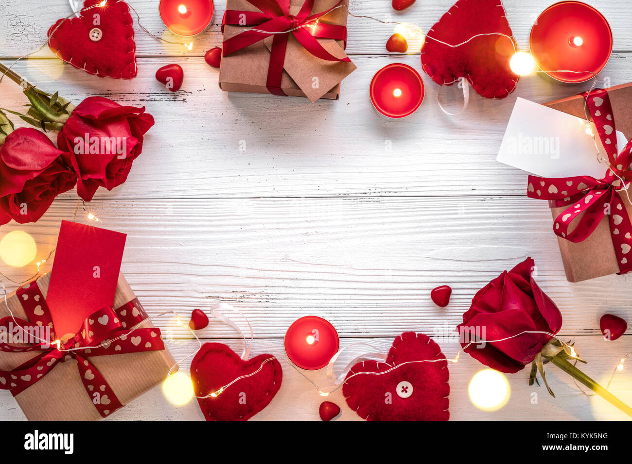 Sfondo di San Valentino con confezioni regalo,rosa,confezioni regalo e cioccolato. Foto Stock