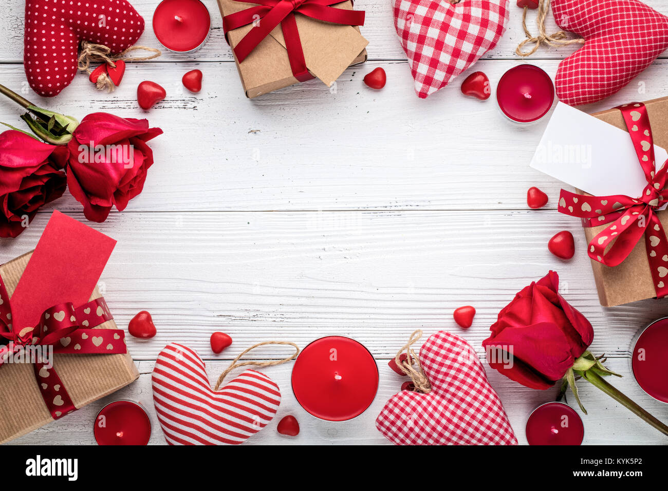 Sfondo di San Valentino con confezioni regalo,rosa,confezioni regalo e cioccolato. Foto Stock