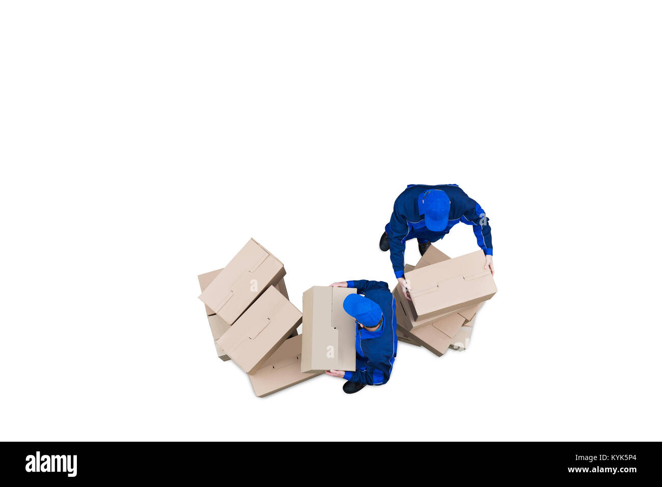 Vista in elevazione dei due Professional Movers spostando le scatole di cartone contro uno sfondo bianco Foto Stock