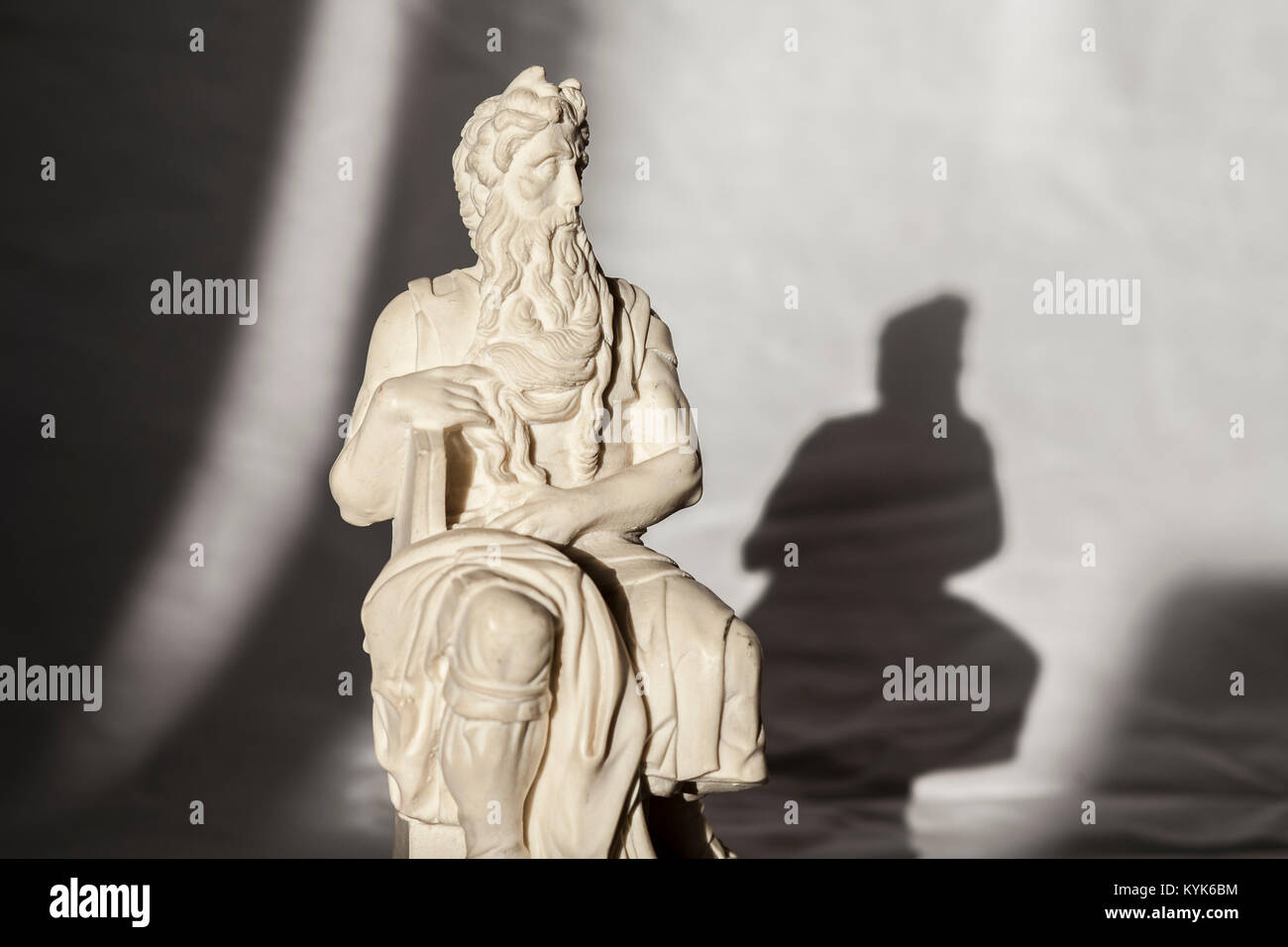 Replica di Mosè di Michelangelo scultura, molto popolari come souvenir di Roma. Studio assumere stropicciata tessuto bianco Foto Stock
