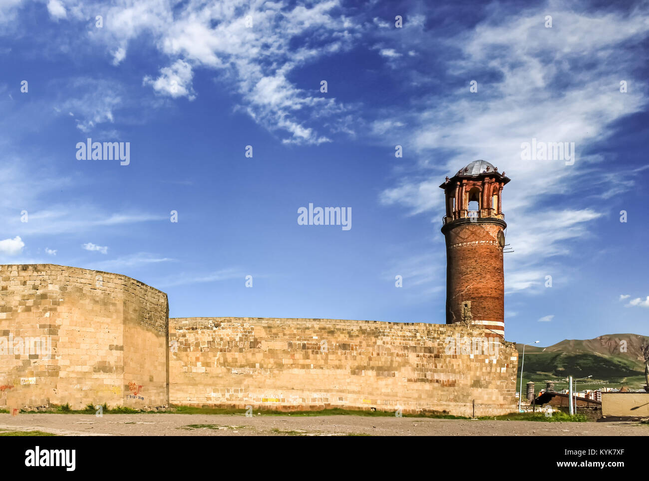 Vista esterna del vassoio minareto o Clock Tower, Erzurum Castello, Erzurum, Turchia.18 Maggio 2017 Foto Stock