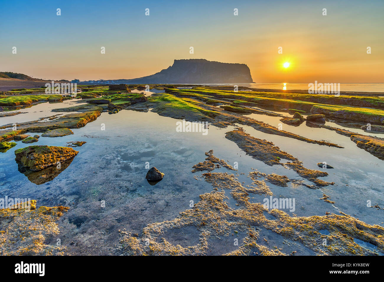 Sunrise a Jeju fare Seongsan Ilchulbong, Jeju Island, Corea del Sud Foto Stock