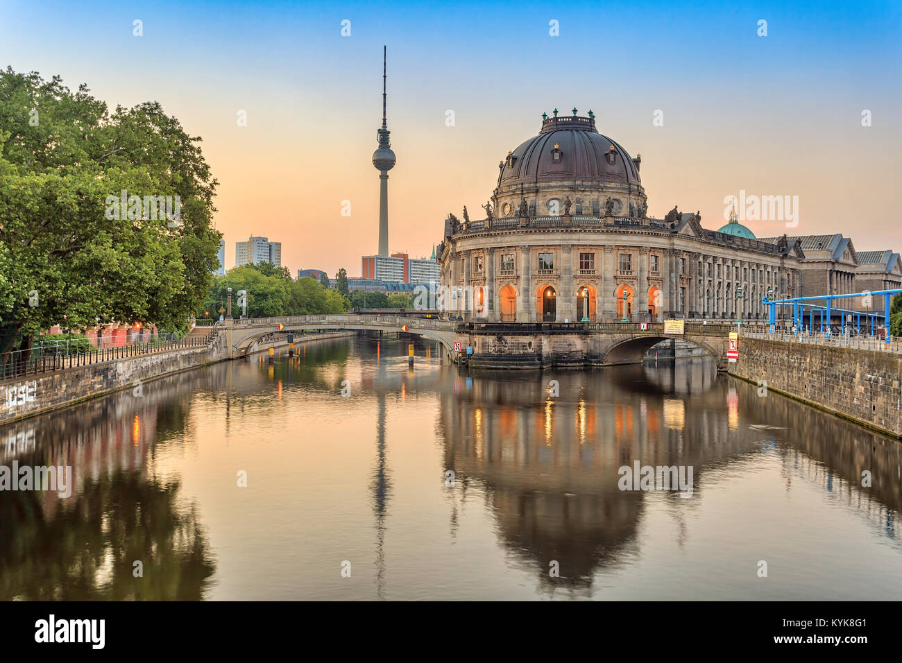 Berlin sunrise skyline della città al fiume Sprea, Berlino, Germania Foto Stock