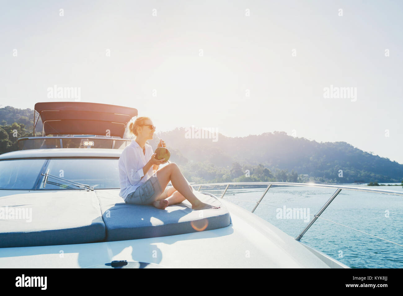 Donna godersi il tramonto viaggio a bordo di yacht luxuious, Luxury Sea Cruise viaggi in barca Foto Stock