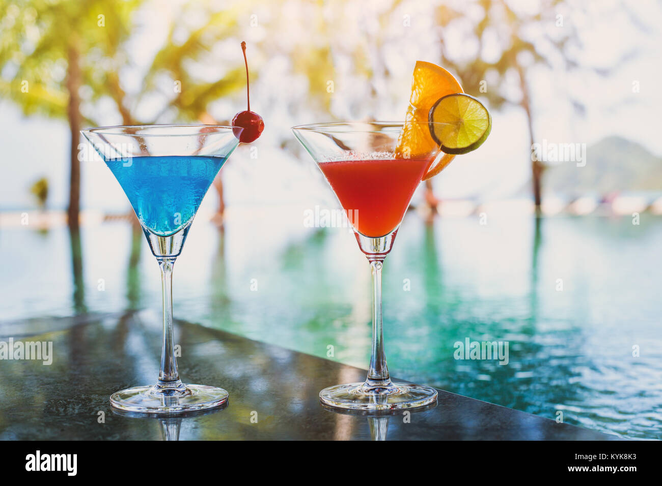 Cocktail esotici in pool bar sulla spiaggia Foto Stock