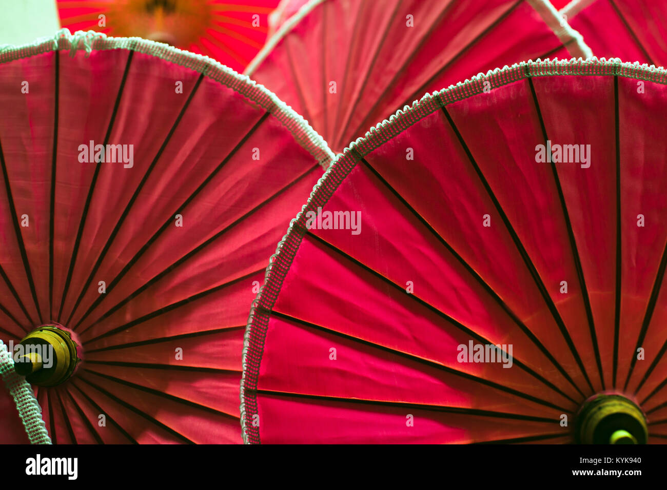 Colore rosso ombrelloni vicino, tradizionale artigianato asiatico a Chiangmai, Thailandia Foto Stock