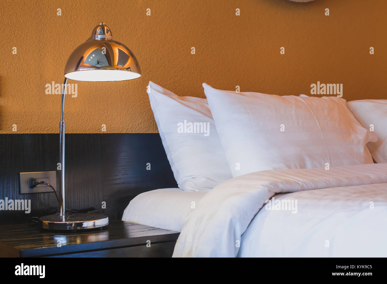 Camera in hotel interni astratti, lampada vicino al letto Foto Stock