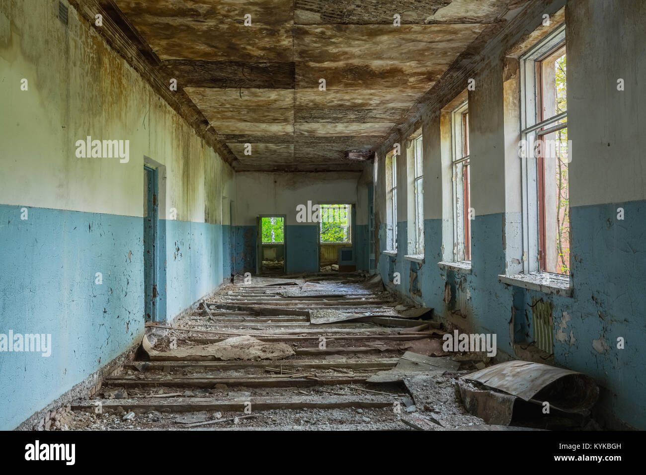 Il rovinato lungo corridoio di scuola abbandonata dopo il disastro di Chernobyl nella zona di evacuazione. Conseguenze dell'inquinamento nucleare venti anni più tardi. Foto Stock