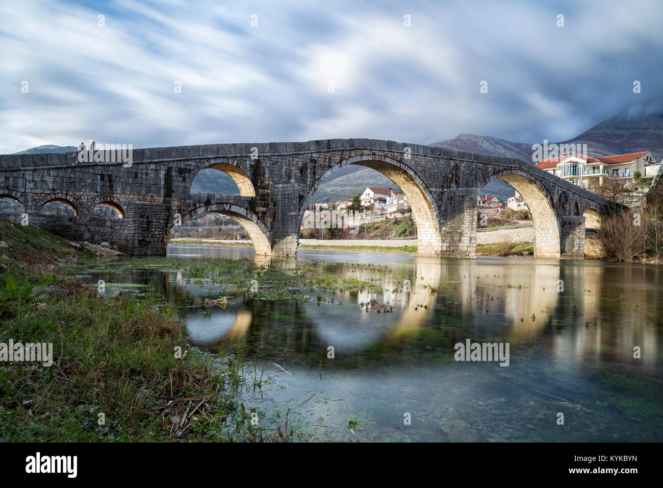 Il Arslanagica ponte sul fiume Trebisnjica a Trebinje, Bosnia Erzegovina Foto Stock