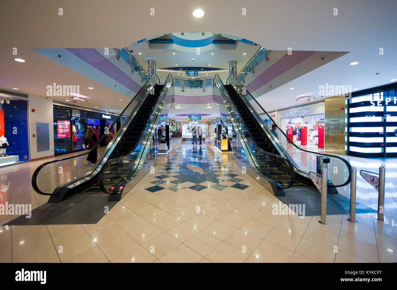 ABU DHABI, Emirati Arabi Uniti - 31 DIC 2017: Interno della Marina Mall di Abu Dhabi. Questo centro commerciale è il più grande e più moderno della città e di diffusione Foto Stock