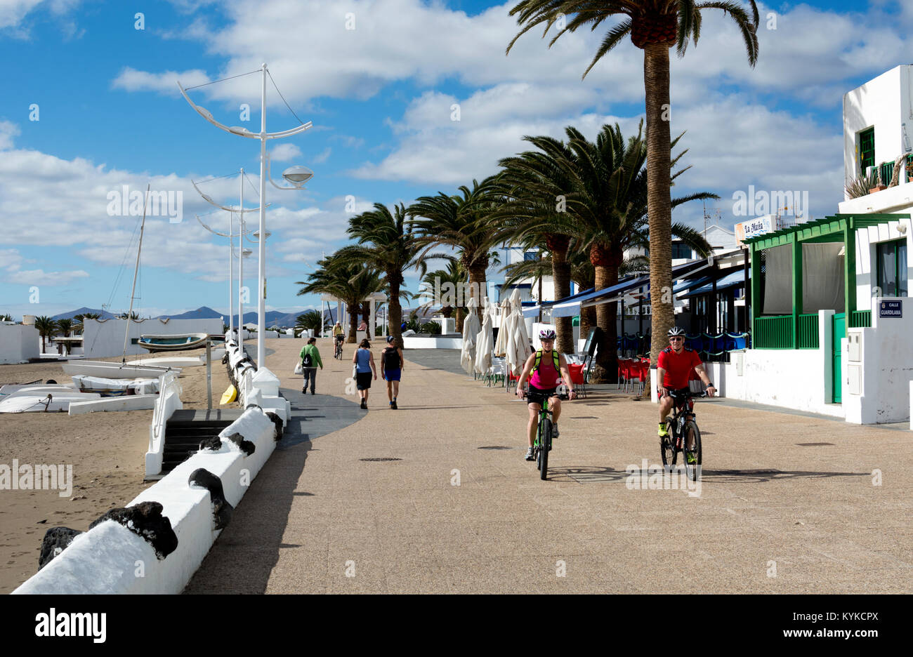 Di fronte al mare a Playa Honda, Lanzarote, Isole Canarie, Spagna.. Foto Stock