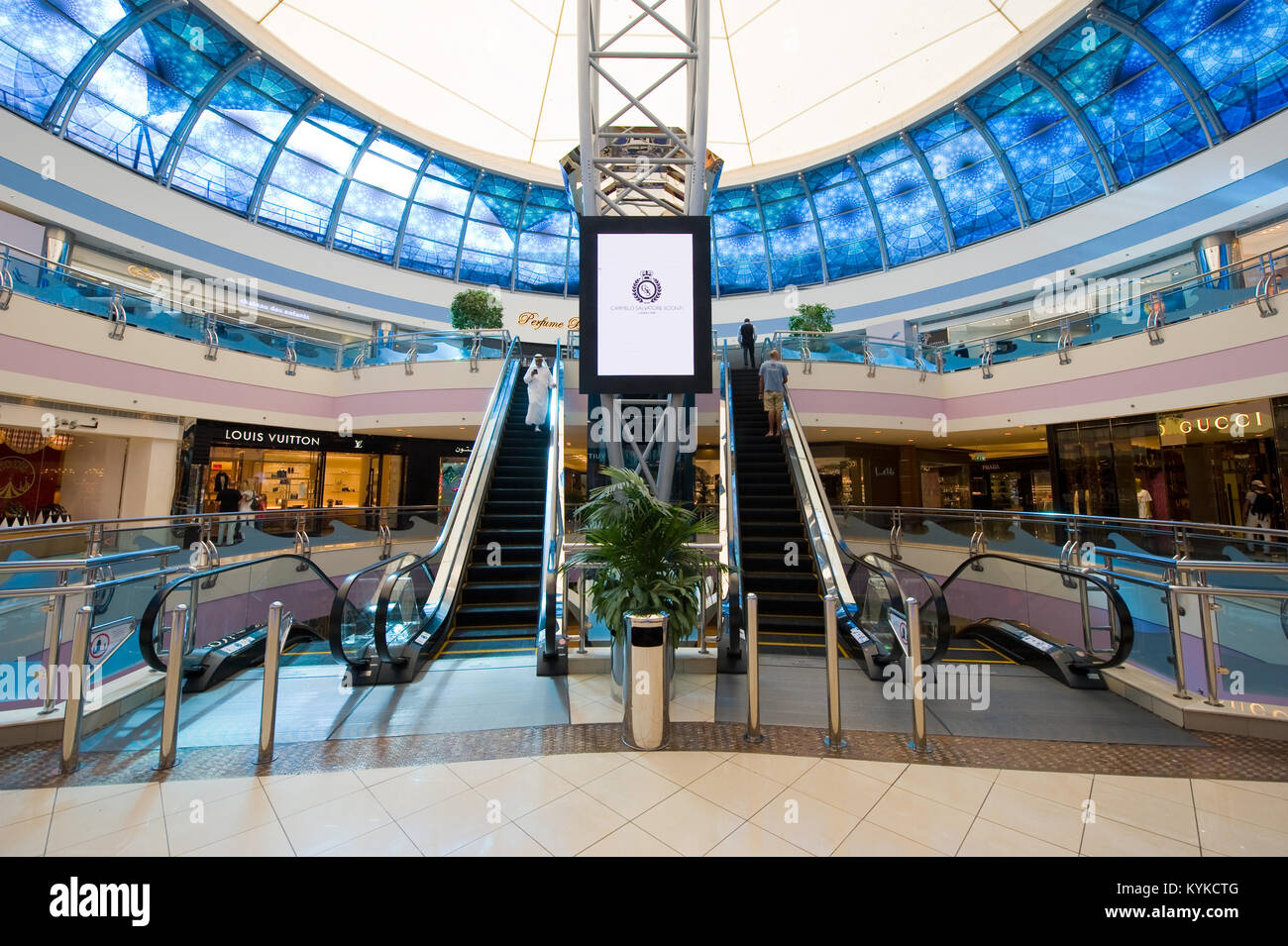 ABU DHABI, Emirati Arabi Uniti - 31 DIC 2017: Interno della Marina Mall di Abu Dhabi. Questo centro commerciale è il più grande e più moderno della città e di diffusione Foto Stock