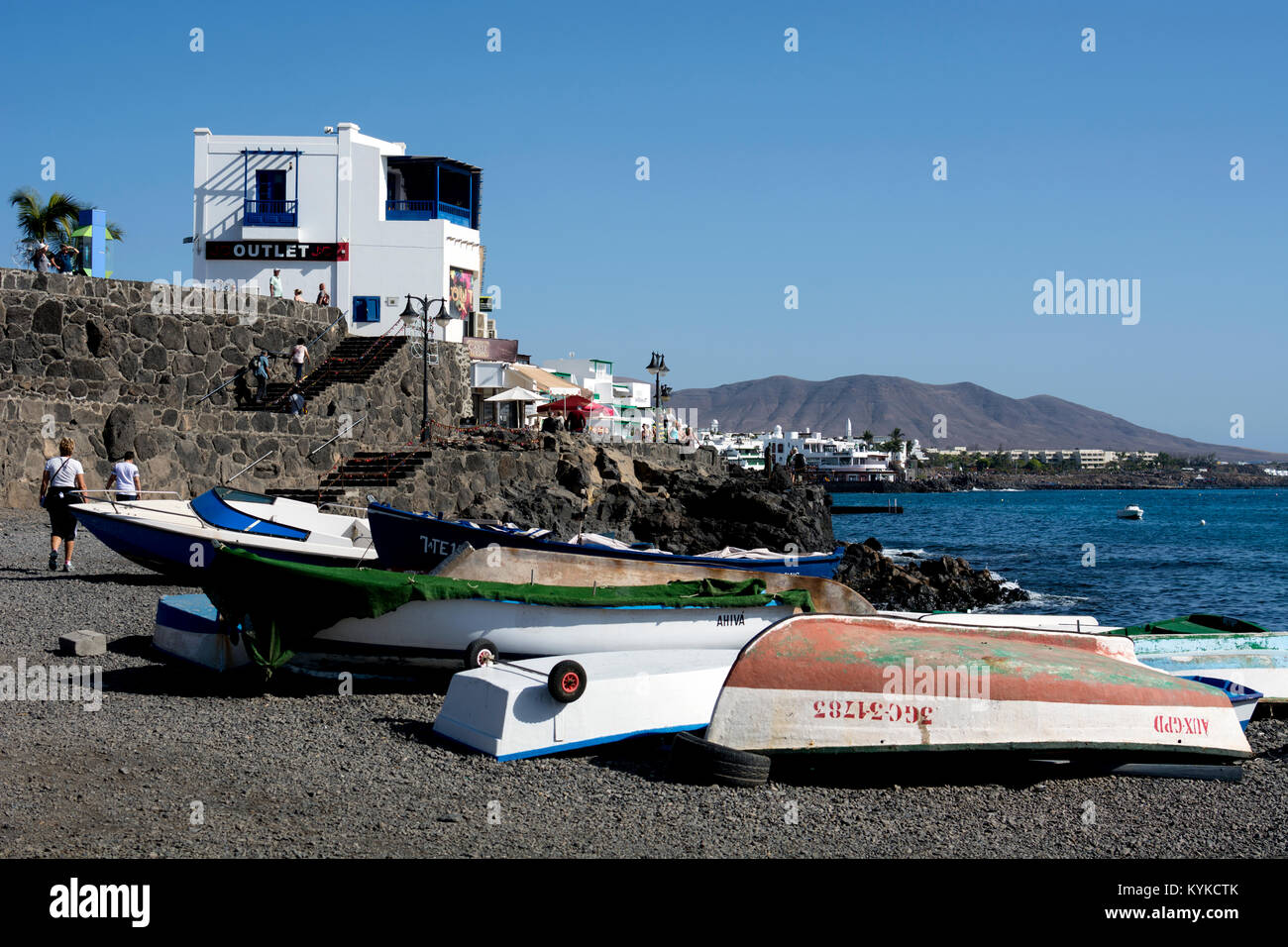 Barche sulla spiaggia a Playa Blanca, Lanzarote, Isole Canarie, Spagna. Foto Stock