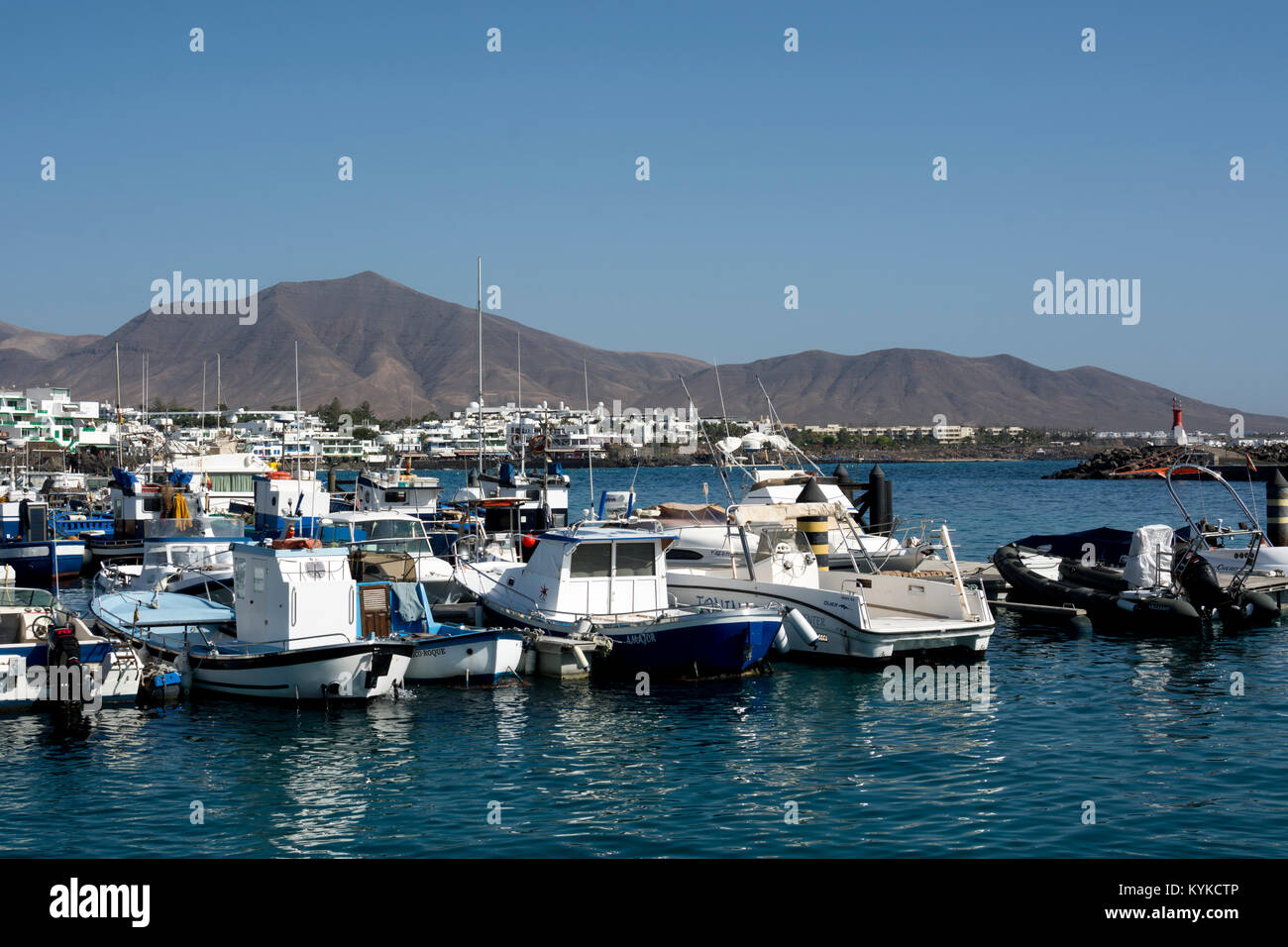 Le barche nel porto di Playa Blanca, Lanzarote, Isole Canarie, Spagna. Foto Stock