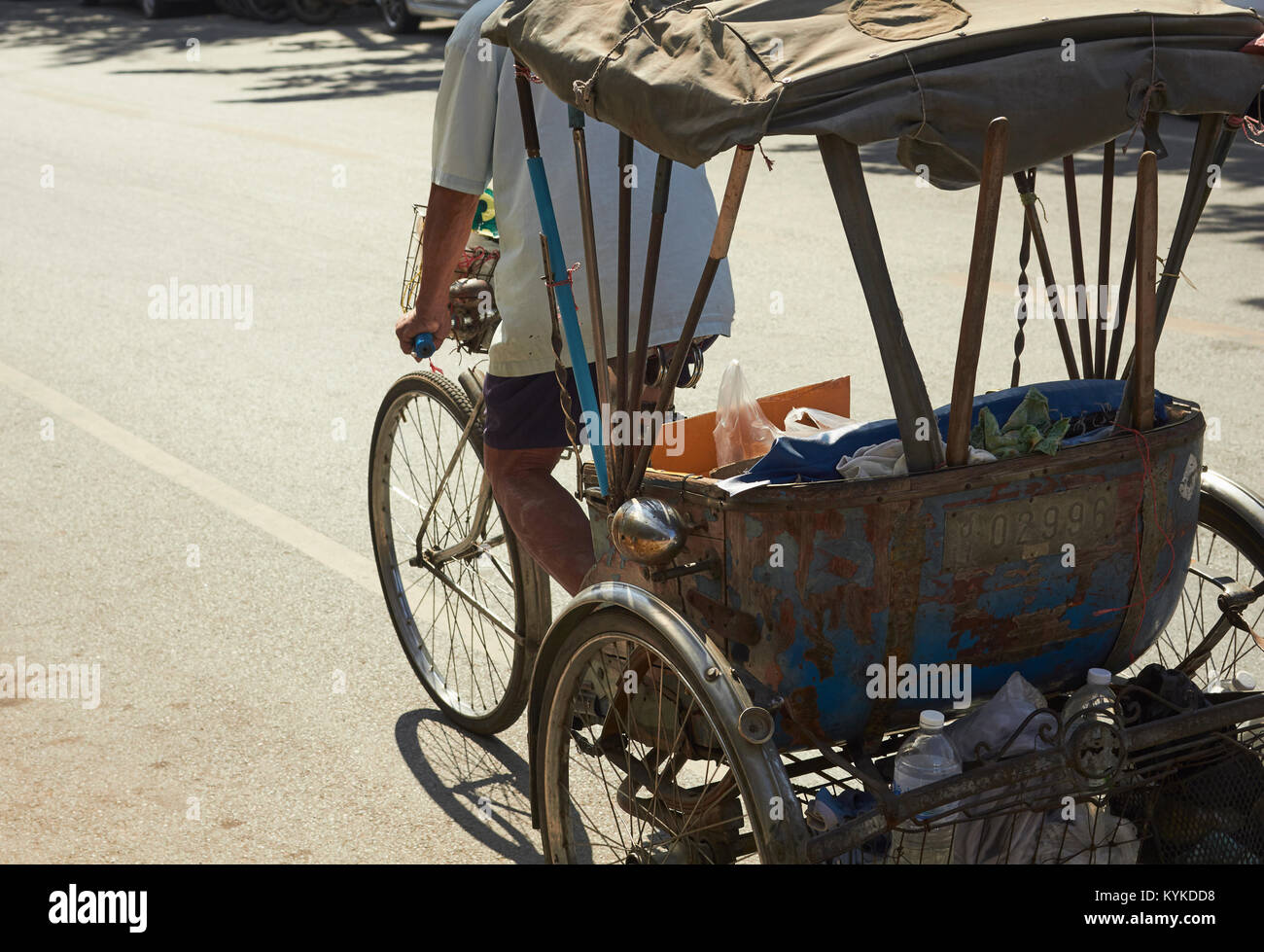 Un risciò bicicletta, chiamato "amlor", sulla strada in Chiang Mai Thailandia Foto Stock