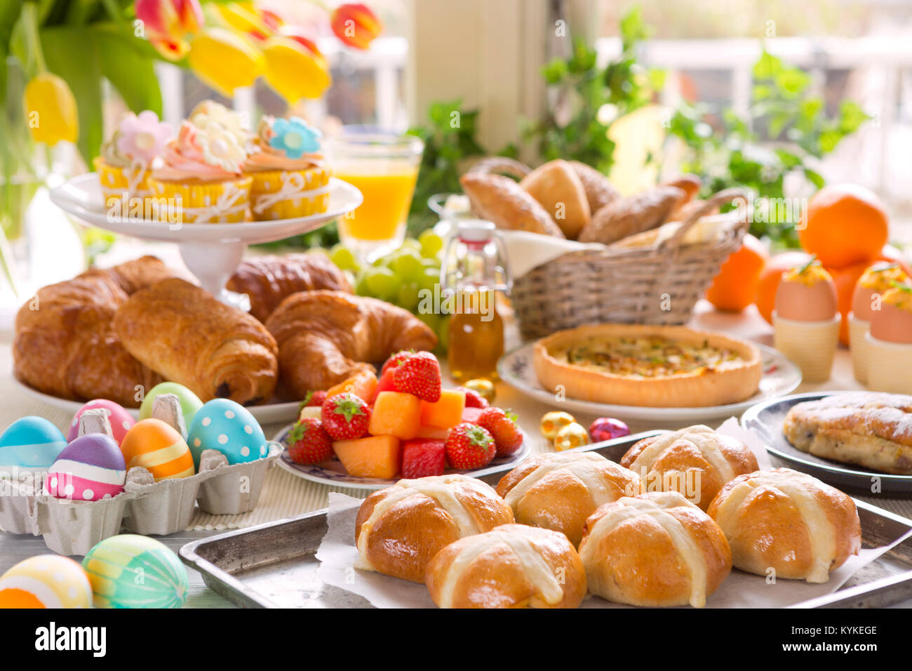 La colazione o il brunch tabella riempita con tutti i tipi di deliziosa gastronomia pronta per un pasto di Pasqua. Foto Stock