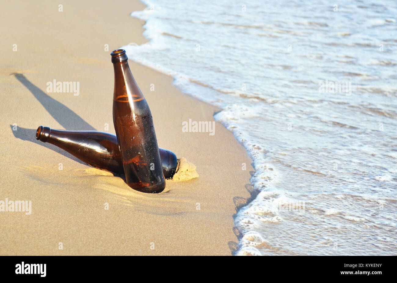 Beers sulla spiaggia - Icona di estate in Grecia Foto Stock