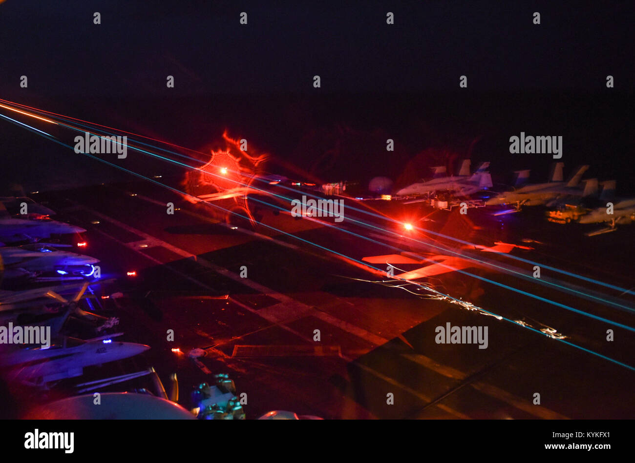 Mare delle Filippine (nov. 9, 2017) che un aeromobile assegnati al vettore Air Wing 11 terre a bordo della portaerei USS Nimitz CVN (68) durante la notte le operazioni di volo. La Nimitz Carrier Strike gruppo è su un regolarmente la distribuzione programmata nel 7 ° Flotta area di operazioni di sostegno le operazioni di sicurezza marittima e di protezione del teatro gli sforzi di cooperazione. (U.S. Foto di Marina di Massa lo specialista di comunicazione 2a classe Holly L. Herline/RILASCIATO) 171109-N-KR702-036 www.navy.mil/viewGallery.asp ( ) www.facebook.com/USNavy ( ) www.twitter.com/USNavy ( ) navylive.dodlive.mil ( ) pinterest.com Foto Stock