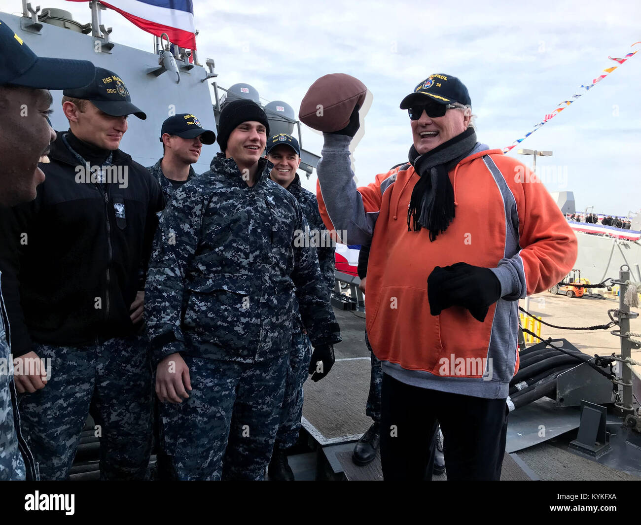 NORFOLK (nov. 11, 2017) Ex NFL quarterback Terry Bradshaw, destra, un emittente per Fox Sports, si prepara a lanciare un gioco del calcio per i marinai a bordo guidato-missile destroyer USS McFaul (DDG 74) durante un incontro e saluto con marinai alla stazione navale di Norfolk. Fox Sports coverage attraverso i veterani day weekend prevede la possibilità di presentare per il popolo americano la professionalità e l'impegno degli uomini e delle donne degli Stati Uniti Navy. (U.S. Navy foto di Lt. Kristi Fontenot/RILASCIATO) 171111-N-QC732-002 Foto Stock