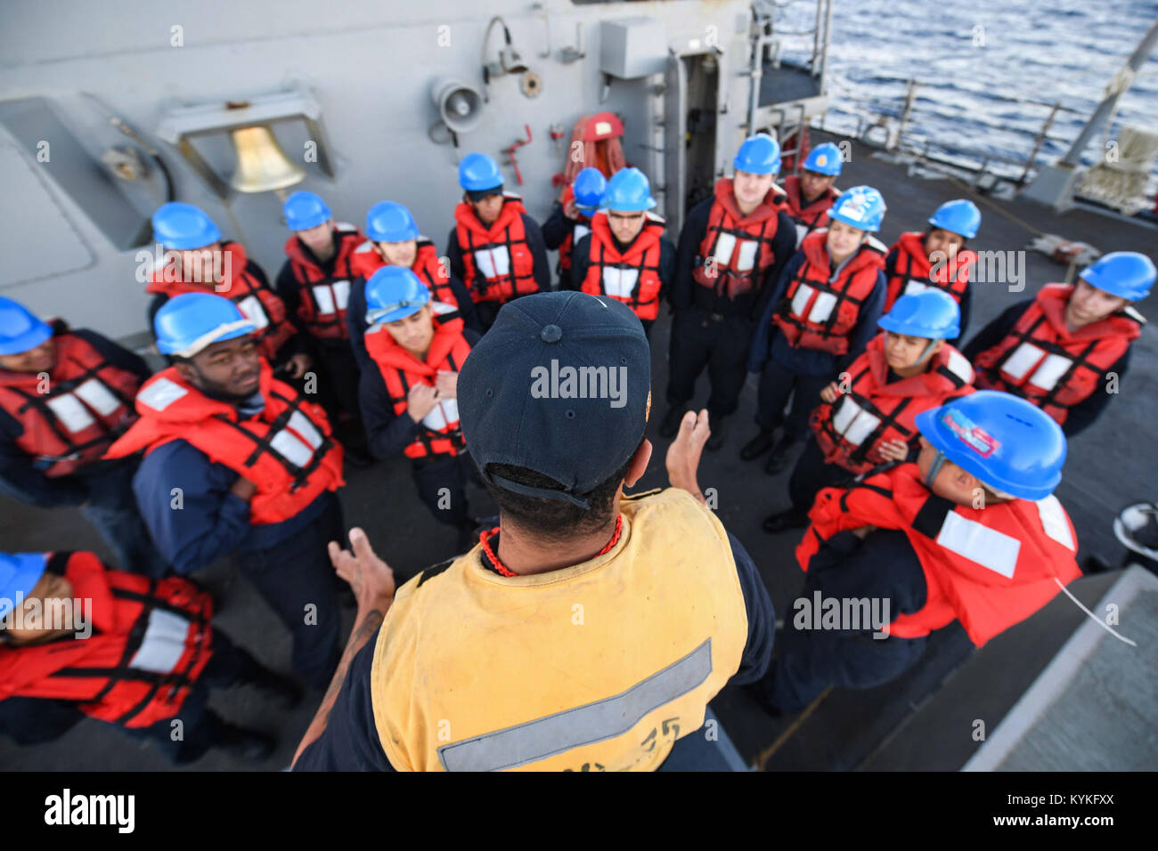 Mare Mediterraneo (nov. 15, 2017) di Boatswain Mate 2a classe Shadi Azhari offre un breve di sicurezza a bordo della Arleigh Burke-class guidato-missile destroyer USS Donald Cook (DDG 75) prima di un rifornimento in mare con il Henry J. Kaiser-class flotta oliatore di rifornimento USNS Leroy Grumman (T-AO 195). Donald Cook, distribuita a Rota, Spagna, è sulla sua sesta patrol NEGLI STATI UNITI Sesta flotta area di operazioni a sostegno degli enti regionali alleati e partner, e degli Stati Uniti gli interessi di sicurezza nazionali in Europa. (U.S. Foto di Marina di Massa lo specialista di comunicazione 1a classe Theron J. Godbold/rilasciato)171115-N-FP8 Foto Stock