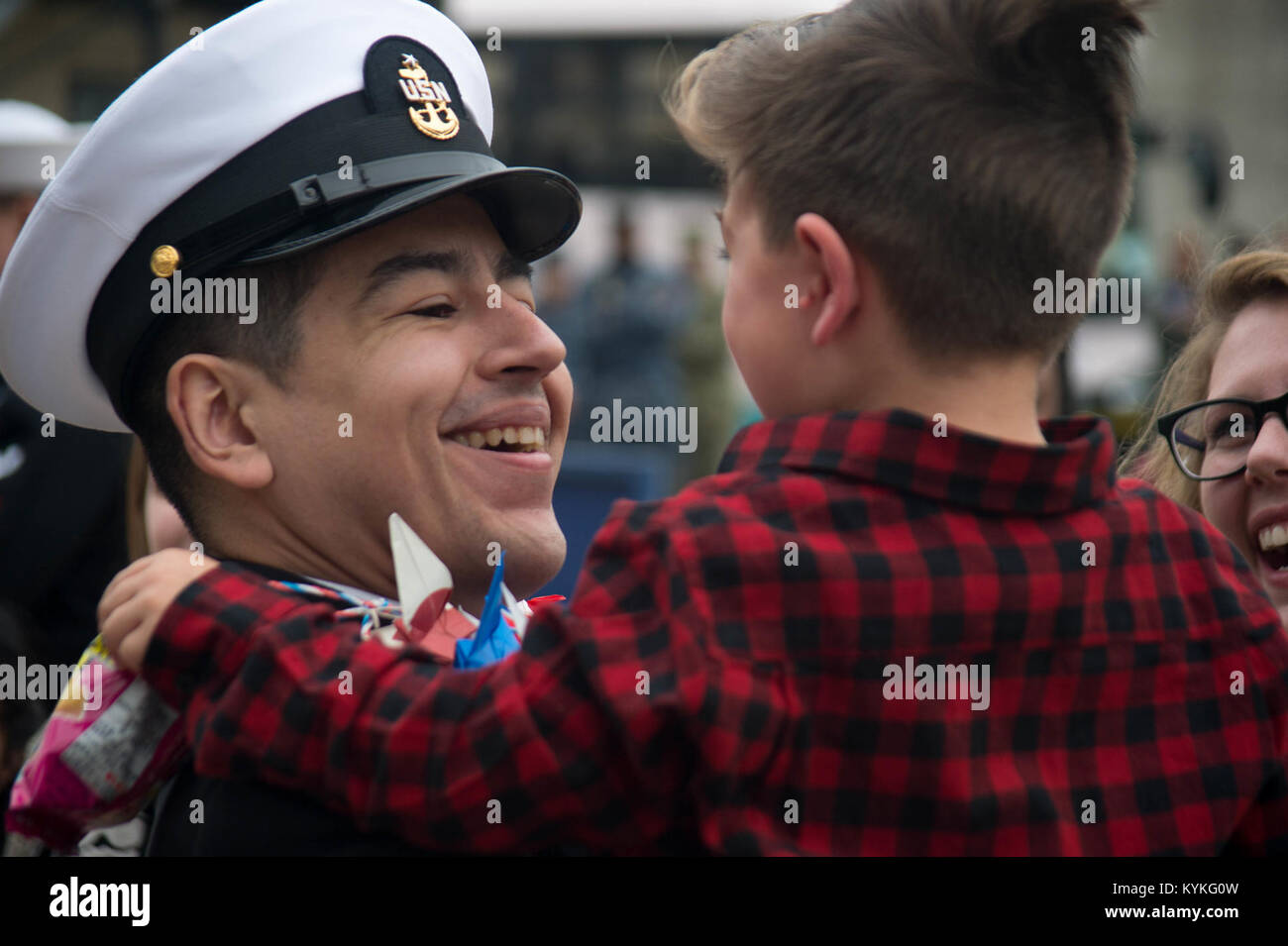 171204-N-NT265-223 Yokosuka, Giappone (dec. n. 4, 2017) Senior Chief elettricisti Mate Jaime Herrera, assegnato all'distribuita portaerei USS Ronald Reagan CVN (76), mantiene il suo figlio dopo il ritorno dalla pattuglia. Reagan è di ritorno da una pattuglia di routine in nel 7 ° Flotta area di operazione a sostegno della sicurezza e della stabilità in Indo-Asia regione del Pacifico. (U.S. Foto di Marina di Massa Specialista comunicazione di seconda classe Senyk cristiana/rilasciato) Foto Stock