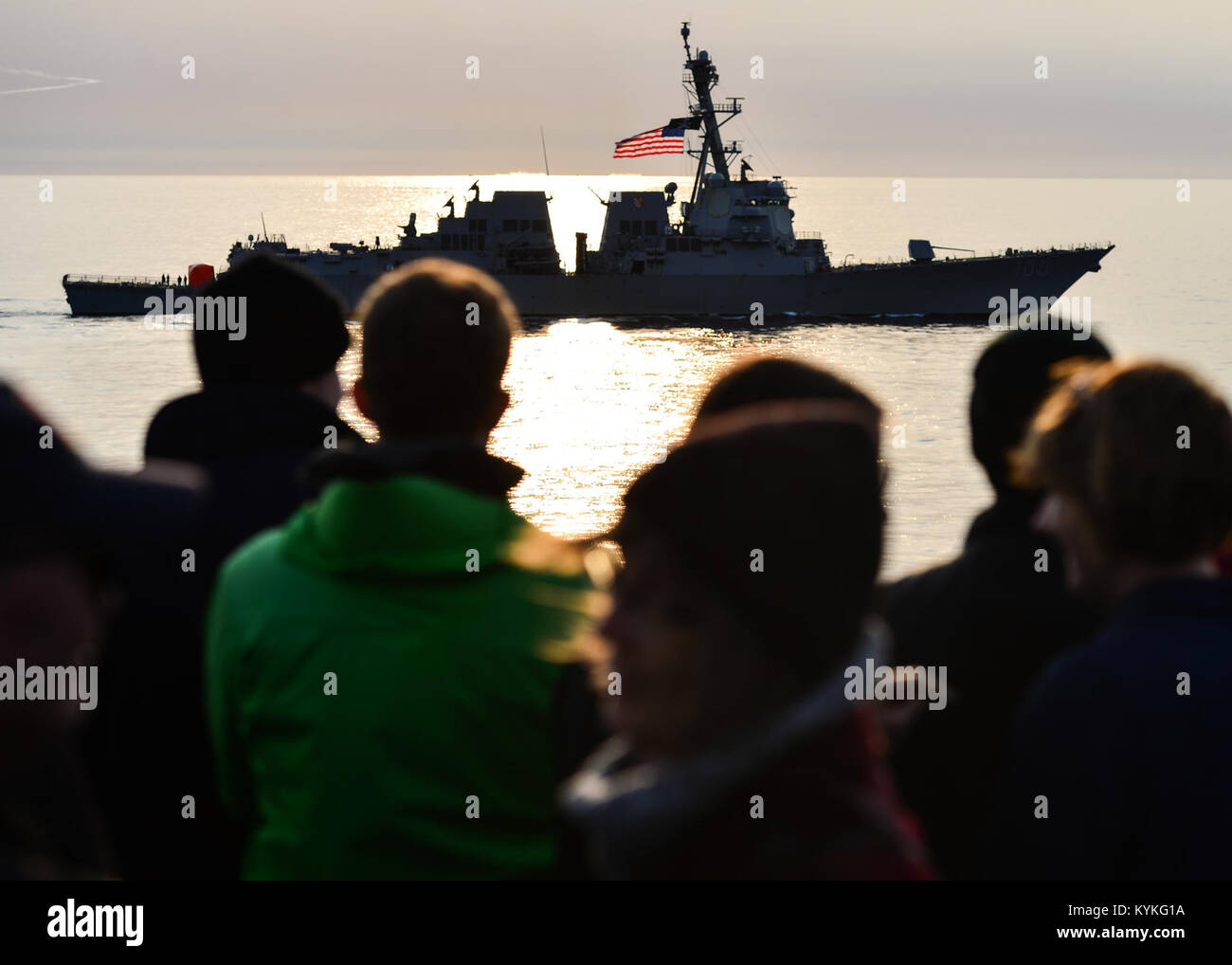 Oceano Pacifico (dec. n. 7, 2017) Il Arleigh Burke-class guidato-missile destroyer USS Kidd (DDG 100) esegue un mare-demo di potenza a fianco della portaerei USS Nimitz CVN (68) durante la crociera di Tiger 2017, 7 Dicembre, nell'Oceano Pacifico. La Nimitz Carrier Strike gruppo è su un regolarmente la distribuzione programmata per il Pacifico occidentale. Gli Stati Uniti Marina ha pattugliato il Indo-Asia-regione del Pacifico di routine per più di 70 anni di promozione della pace e della sicurezza. (U.S. Foto di Marina di Massa lo specialista di comunicazione di terza classe Cole Schroeder/RILASCIATO) 171207-N-JH929-248 Foto Stock