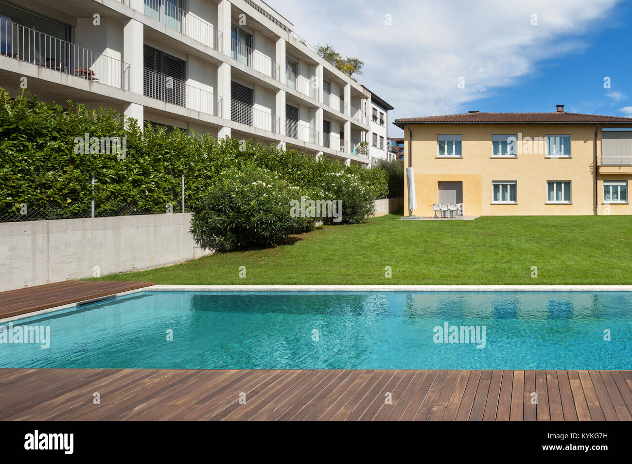 La piscina di una residenza privata nei sobborghi, all'aperto Foto Stock