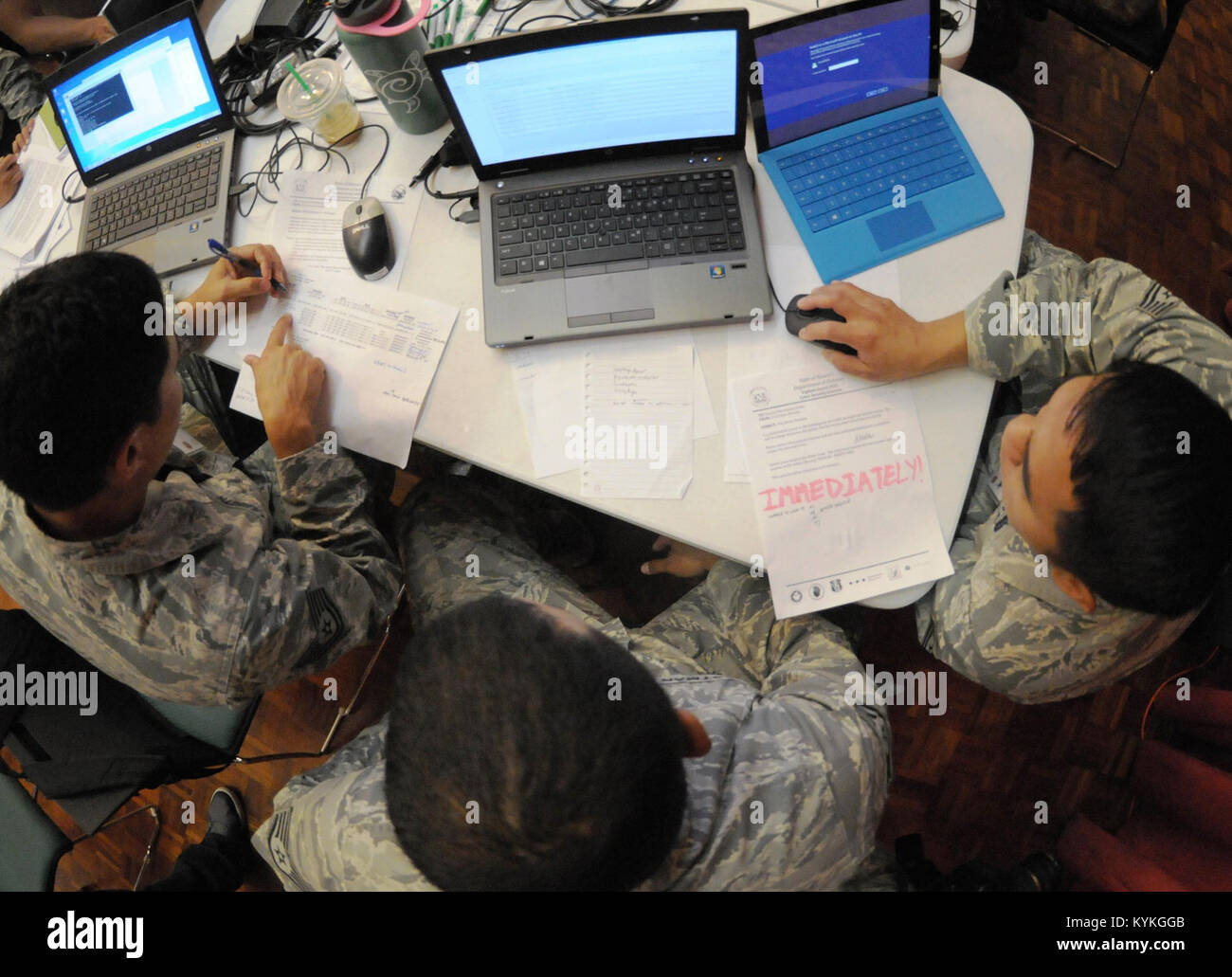 I membri di una cyber unità di protezione con le Hawaii Air National Guard condotta cyber defense operazioni durante un esercizio in giugno. Come cyber warfare assume un ruolo sempre più importante la guardia ha annunciato piani per attivare ulteriori cyber unità di protezione sparsi in tutto 23 membri entro la fine dell'anno fiscale 2019. Tali unità sono parte del servizio specifico requisiti informatici e fornire funzionalità aggiuntive a scoraggiare le minacce attraverso una vasta gamma di piattaforme. (Foto di Airman 1. Classe Robert Cabuco/rilasciato) Foto Stock