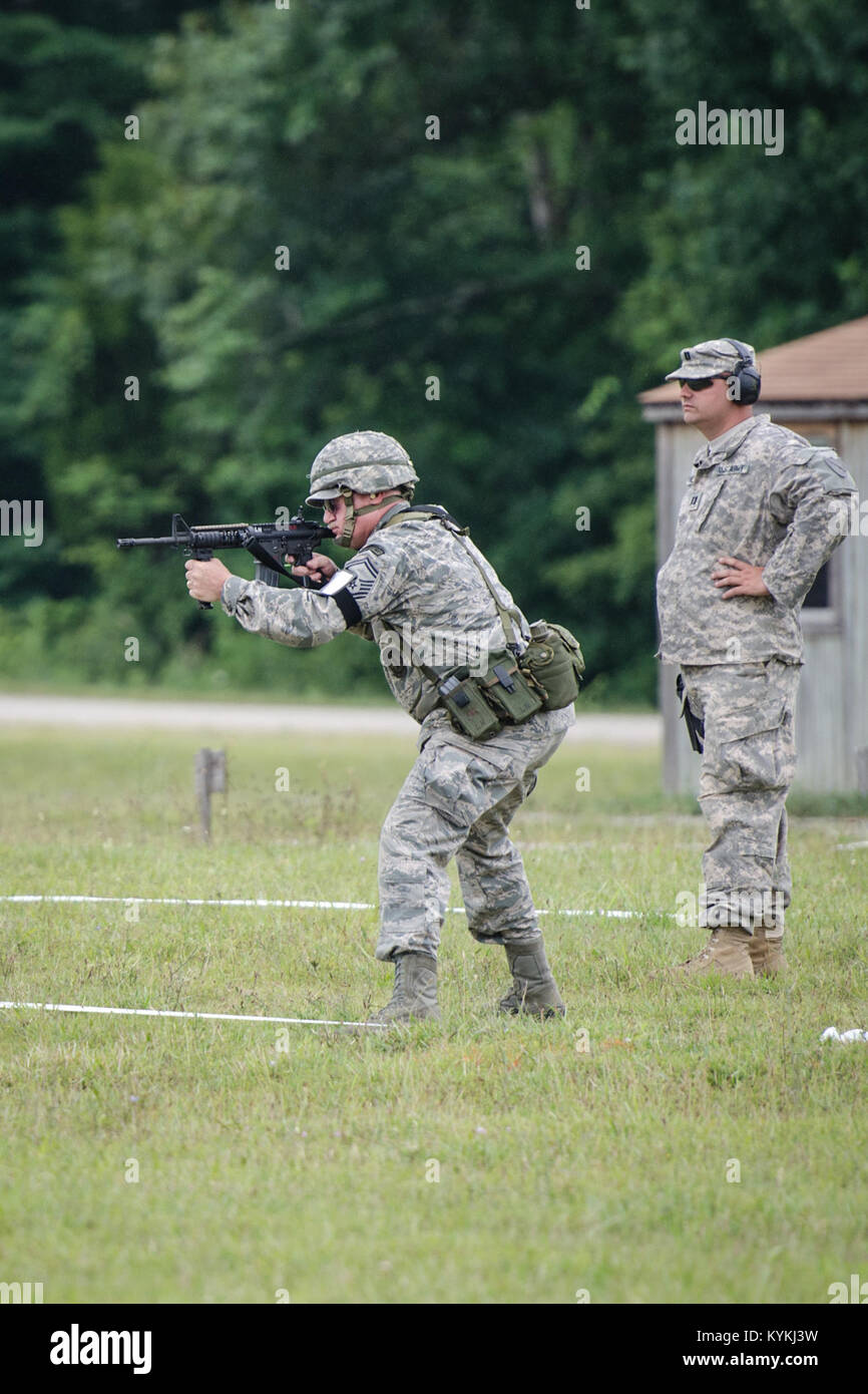 Senior Master Sgt. Darryl Loafman, pistola capitano di una squadra per la 123Airlift Wing team di precisione di tiro, incendi un M4 fucile durante l'Aiutante Generale il Kentucky Guardia Nazionale membro fucile e pistola evento di formazione sulla luglio 27, 2013, a Fort Knox, Ky. Quindici aviatori da 123Airlift Wing gareggiato nel concorso luglio 27 e 28. La 123ha conquistato il primo posto nella pistola team competition, fucile a concorrenza del team e aggregato globale. (U.S. Air National Guard foto di Master Sgt. Phil Speck) Foto Stock