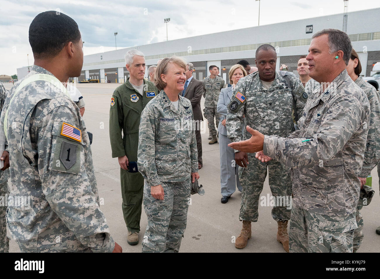 Il Mag. Gen. Barbara Faulkenberry, vice comandante del XVIII Air Force, discute esercizio Gateway di rilievo con Col. Contrassegnare Heiniger (a destra), il comandante del Kentucky Air National Guard 123della risposta di emergenza Gruppo, e l'esercito Capt. Charles verde (sinistra), comandante della 689th rapida apertura porta elemento da Fort Eustis, Virginia, sulla linea di volo di MidAmerica St. Louis Airport in Mascoutah, Ill., il 7 agosto, 2013. Il 123e 689th hanno collaborato attraverso il Agosto 9 per azionare un compito comune Force-Port apertura che combina una Forza Aerea porta antenna di scendere con un esercito di autotrasporti e distribuzione Foto Stock