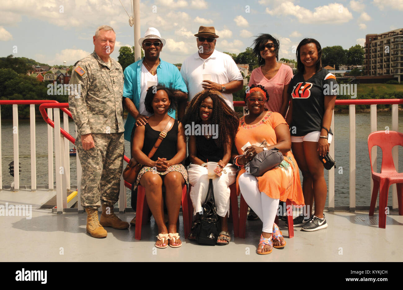 General Frank J. erba, capo della Guardia Nazionale Bureau, pone con una famiglia mentre su BB Riverboat del "Belle di Cincinnati" durante un superstiti Servizi di Outreach di barca, Newport, Ky., 15 giugno 2015. La gita in barca è destinato a portare insieme le famiglie che hanno perso i familiari nella linea del dovere militare. Foto Stock