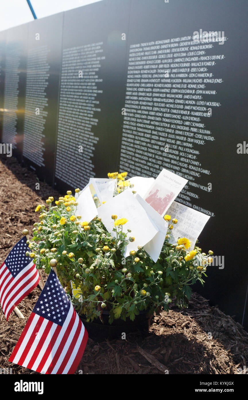 Un vaso di fiori rende omaggio a quelli persi nella guerra del Vietnam durante il viaggio Vietnam Memorial Wall di visitare l'Harrodsburg Ky.'s Anderson Dean Park il 31 agosto 2013. Foto Stock